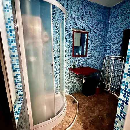 Mona's 4 Apartment *